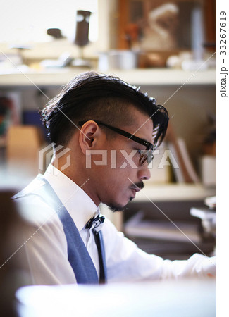 書斎にいる男性 33267619