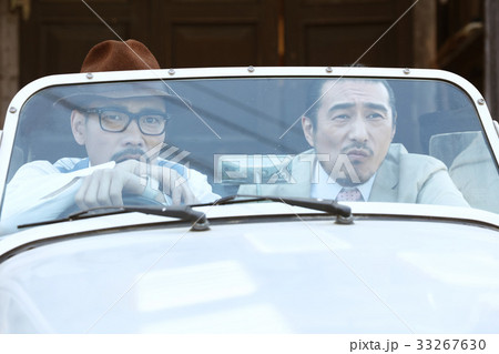 車に乗っている男性 車に乗っている男性 33267630