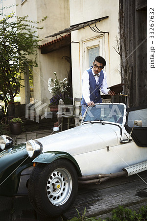 車と男性 33267632