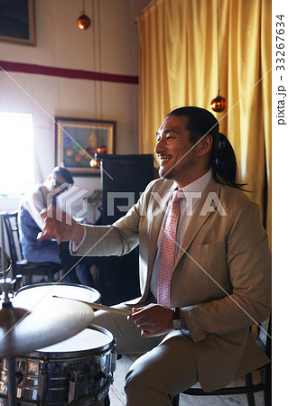 楽器を演奏する男性 楽器を演奏する男性 33267634