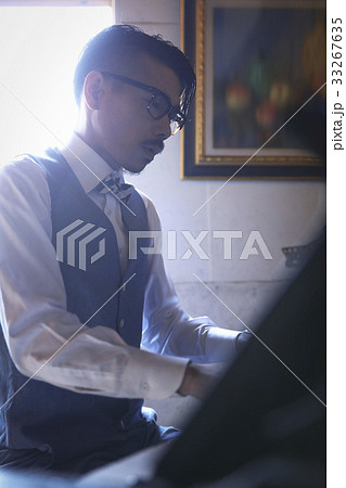 楽器を演奏する男性 楽器を演奏する男性 33267635