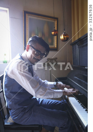 楽器を演奏する男性 33267636