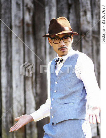 野外で立つ男性 33267637
