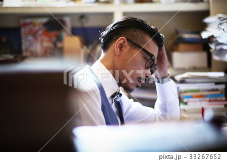 書斎にいる男性 33267652