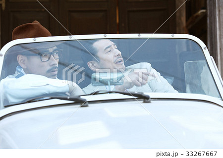 車に乗っている男性 33267667