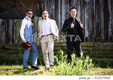 野外で立つ男性 33267668