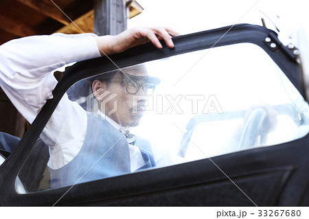 車に乗っている男性 33267680