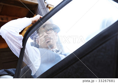 車に乗っている男性 車に乗っている男性 33267681