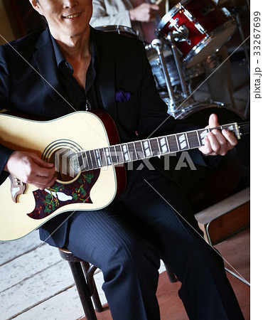 楽器を演奏する男性 33267699