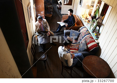 お酒を飲んでいる男性 33267700