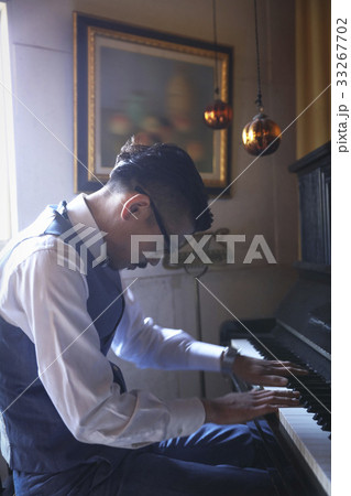 楽器を演奏する男性 楽器を演奏する男性 33267702