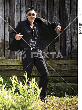 野外で立つ男性 33267726