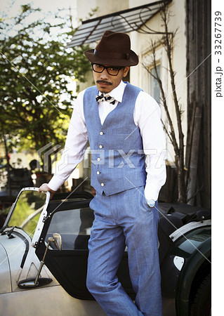 車と男性 33267739