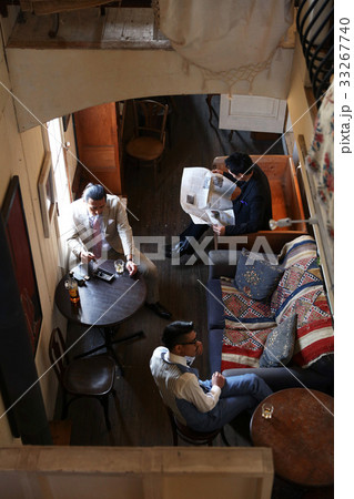 お酒を飲んでいる男性 お酒を飲んでいる男性 33267740