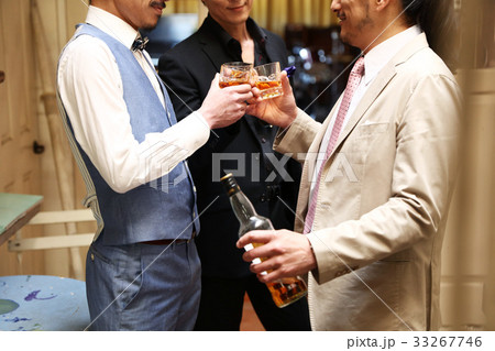 お酒を飲んでいる男性 33267746