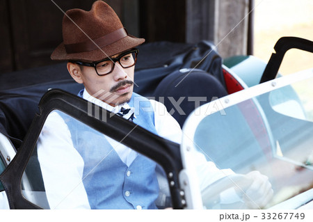 車に乗っている男性 33267749