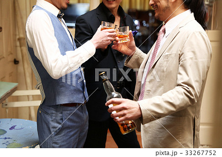 お酒を飲んでいる男性 33267752