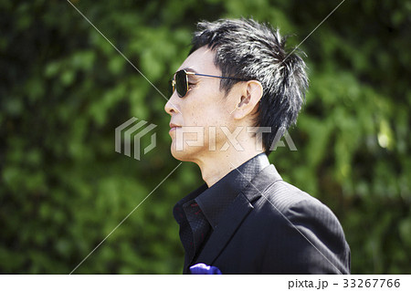 野外で立つ男性 野外で立つ男性 33267766