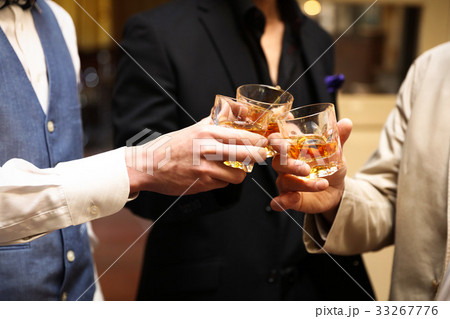 お酒を飲んでいる男性 お酒を飲んでいる男性 33267776