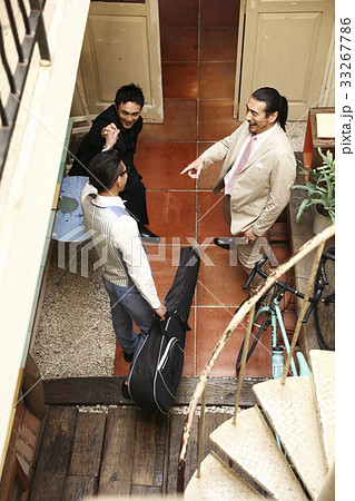 友人といる男性 33267786