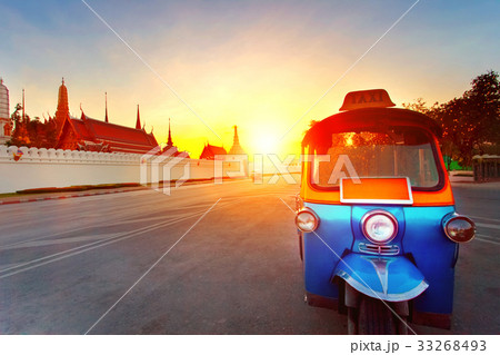 tuk tuk and sun set sky at grand palace thailand tuk tuk and sun set sky at grand palace thailand 33268493