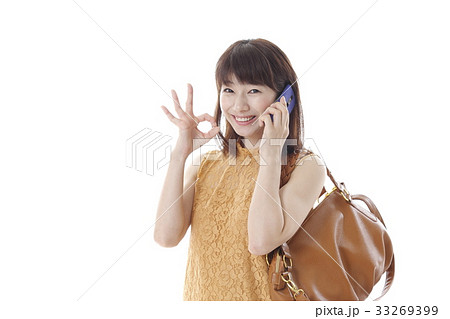 スマホと若い女性 33269399