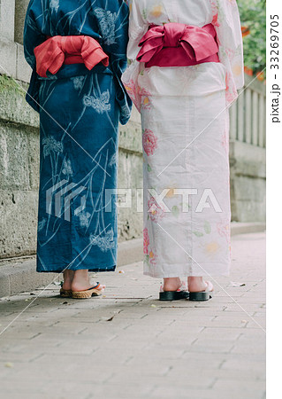 浴衣の女性 後ろ姿 二人の写真素材