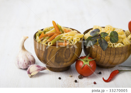 Pasta and ingredients 33270005