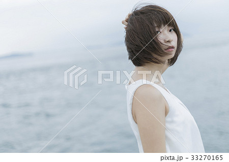 海にいる女性 33270165