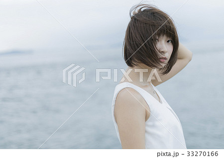海にいる女性 33270166