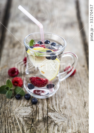 Homemade lemonade with fresh berries Homemade lemonade with fresh berries 33270437