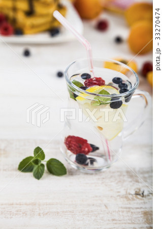 Homemade lemonade with fresh berries  33270474