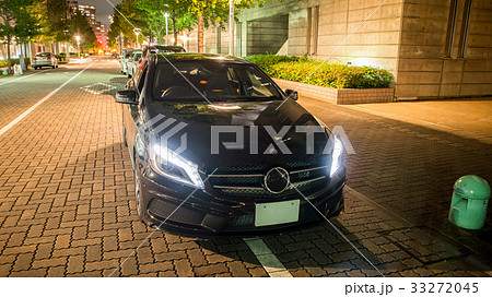 黒い車と夜の街並み風景 黒い車と夜の街並み風景 33272045