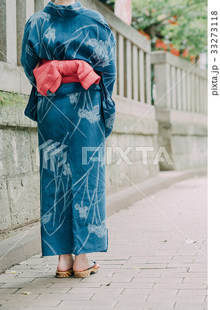 浴衣の若い女性 後ろ姿の写真素材