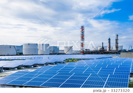 ソーラーパネルと工場 ソーラーパネルと工場 33273320