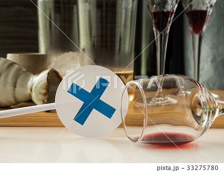 飲み過ぎ　飲み残し　アルコール依存症　バツ　休肝日　日本酒　ワイン　ビール　サワー 33275780