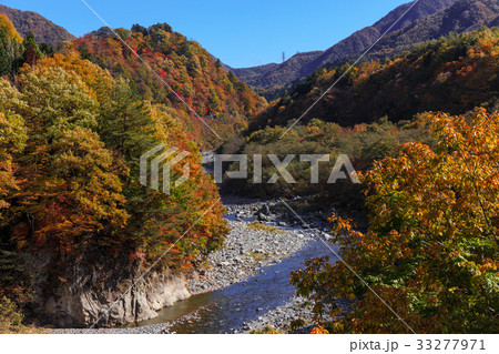 栃木県日光市　上栗山より鬼怒川の紅葉（11月） 33277971