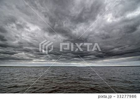 Dark cloudy sky Dark cloudy sky 33277986