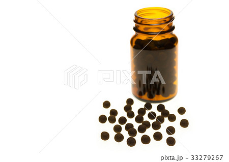 丸剤と茶色い薬瓶 33279267