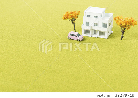 住宅と車の模型 紅葉の風景 住宅と車の模型 紅葉の風景 33279719