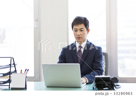 ビジネスマン ミドル 机 オフィス 33280963