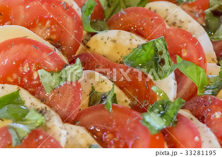 Delicious tomatoes mozzarella chopped in salad row Delicious tomatoes mozzarella chopped in salad row 33281195