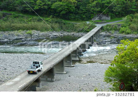 四万十川に架かる半家沈下橋(高知県四万十市) 四万十川に架かる半家沈下橋(高知県四万十市) 33282781