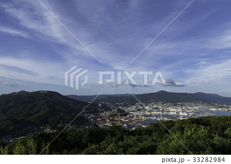八月の夕方、石岳展望台から佐世保の街をながめる 33282984