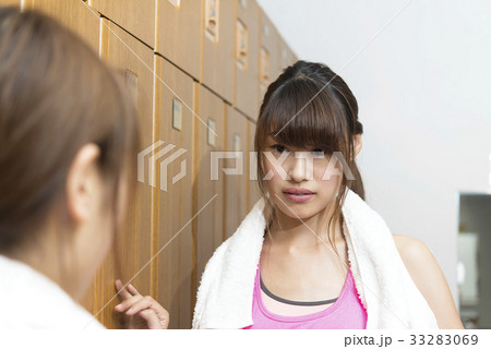 スポーツジムのロッカーで準備をする若い女性 スポーツジムのロッカーで準備をする若い女性 33283069