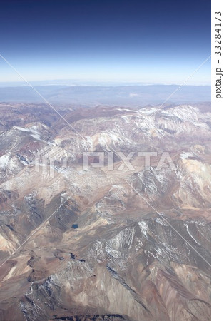 南米大陸を南北に縦断するアンデス山脈、チリ上空から見る美しくも険しい高地山岳地帯 33284173