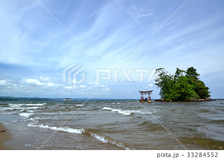 能登　恋路海岸　弁天島と鳥居の風景 33284552