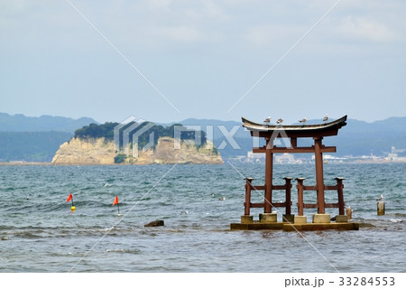 能登　恋路海岸より弁天島の鳥居と見附島を望む 33284553