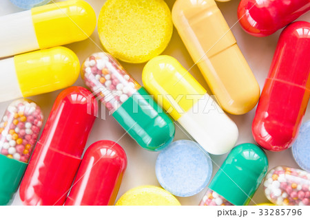 Colorful medicine pills, drugs and capsules 33285796