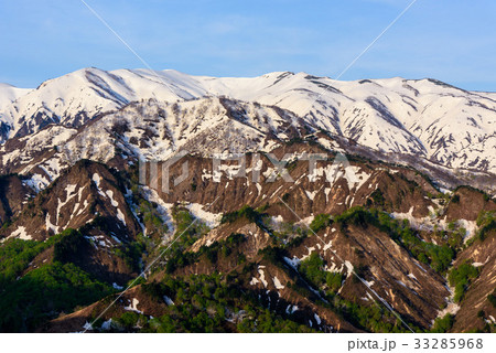 青空と残雪の飯豊連峰 33285968